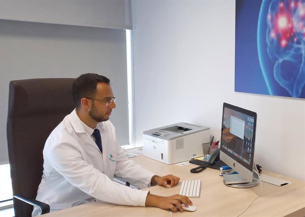 El jefe de Neurología del Hospital Quirónsalud Campo de Gibraltar, Luis Lobato, en su consulta.