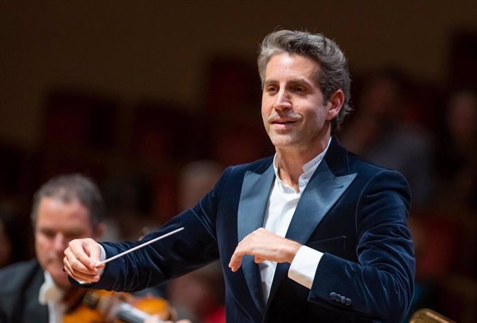 Lucas Macías, director de la Orquesta Ciudad de Granada, protagonizará el encuentro del lunes junto a Álvaro Flores Coleto, director de proyectos del Archivo Manuel de Falla, y Paolo Pinamonti, director del Festival de Granada.