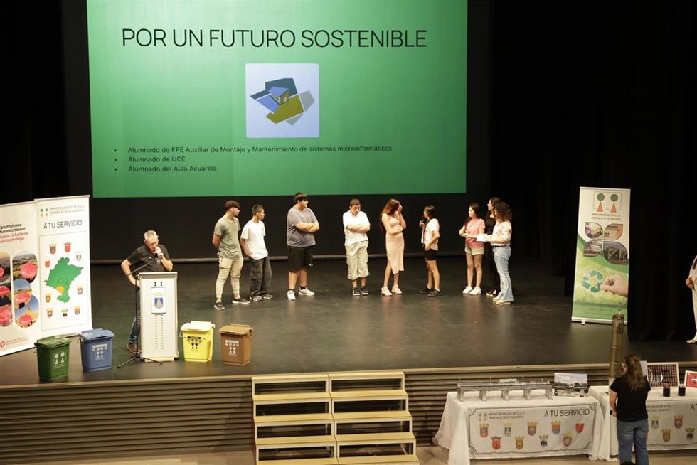 Uno de los grupos participantes, en la segunda edición del programa de desarrollo de proyectos medioambientales, celebrada en Peralta.