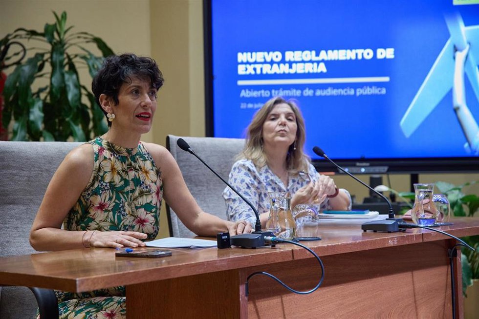 Archivo - La ministra de Inclusión, Seguridad Social y Migraciones, Elma Saiz (i) y la secretaria de Estado de Migraciones, Pilar Cancela (d), en la sede del Ministerio, a 22 de julio de 2024