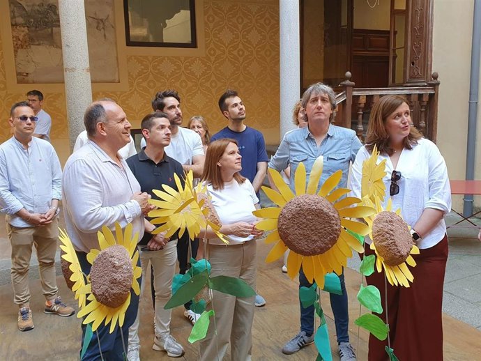 El secretario general del PSOE de Castilla y Leó, Carlos martíenz, con sus compañeros de Segovia en su visita al Palacio Quintanar