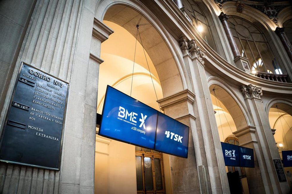 Dos televisores proyectan los logos de BME y de TSK.