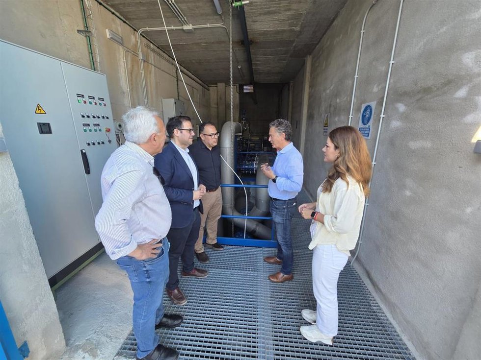 El presidente de la Mancomunidad de Municipios de la Costa Tropical, Rafael Caballero, junto al alcalde de Almuñécar, Juan José Ruiz Joya, han visitado las obras de reparación y refuerzo estructural ejecutadas en el depósito de agua de El Montañés,