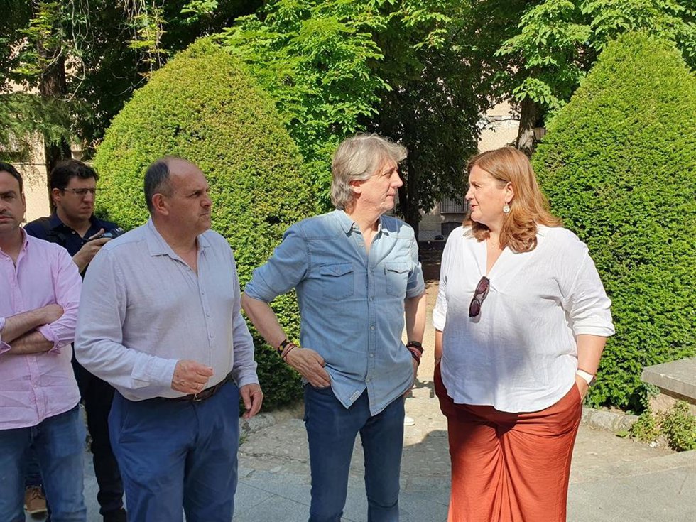 El Secretario General Del PSOE De Castilla Y León, Carlos Martínez (Centro), Con La Exalcaldesa De Segovia Clara Martín Y El Secretario Provincial Socialista, José Luis Aceves