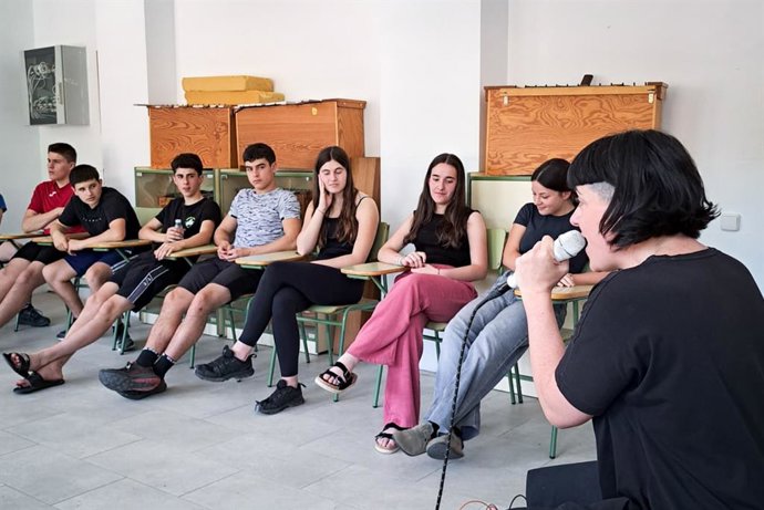 La acordeonista Inés Osinaga, junto con estudiantes participantes en el programa.