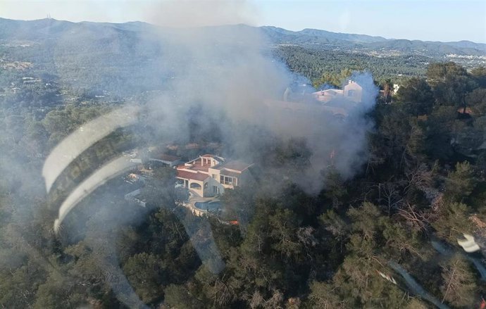Declarado un incendio forestal cerca de una vivienda en Santa Eulària