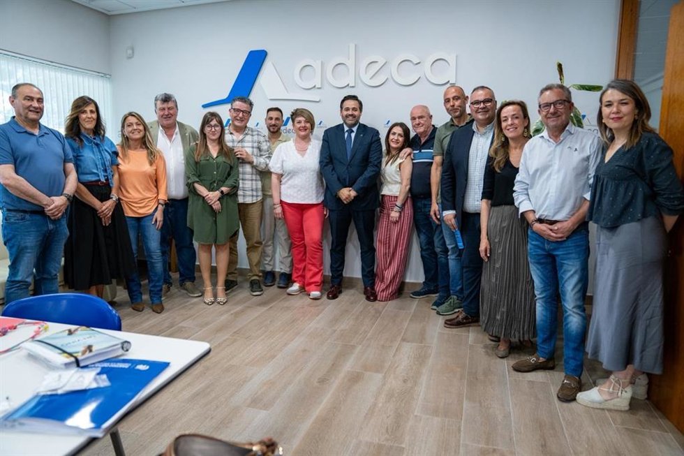 El presidente del Partido Popular de Castilla-La Mancha, Paco Núñez, ha mantenido una reunión con la Asociación Provincial de Empresarios de Cuchillería y Afines de Albacete (Aprecu).