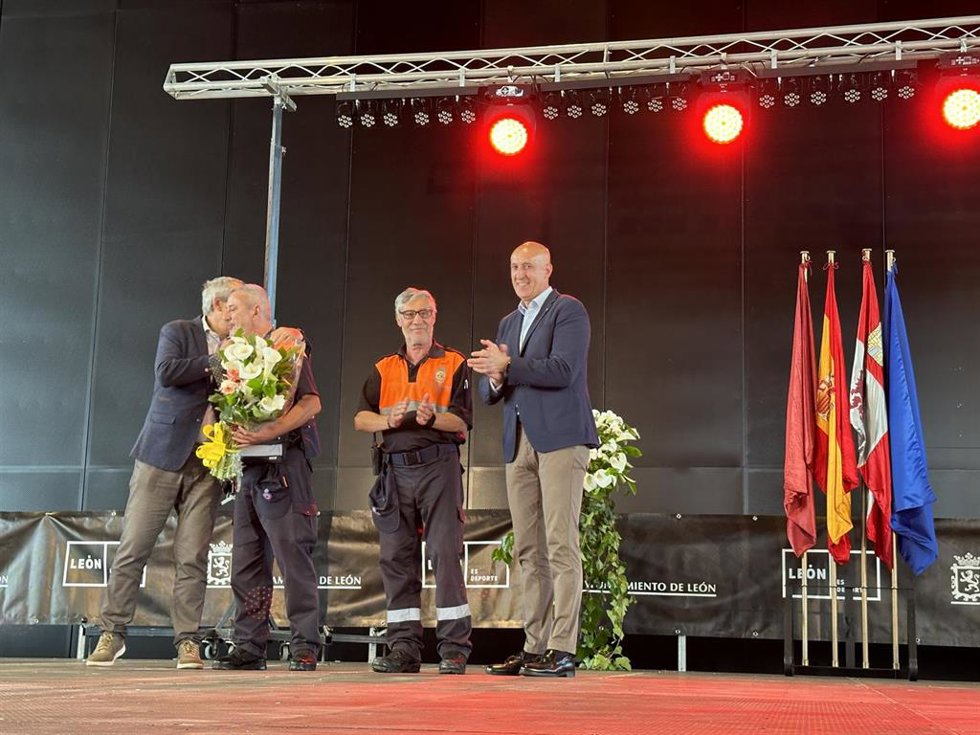 El alcalde de León, José Antonio Diez (derecha), en la Gala del Deporte durante el reconocimiento a la labor de la Agrupación Municipal de Voluntarios de Protección Civil de León.