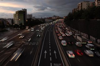Archivo - Tráfico de entrada a la ciudad de Barcelona por la Avenida de Meridiana, desde el Puente de Sarajevo, a 12 de diciembre de 2024, en Barcelona, Catalunya (España).