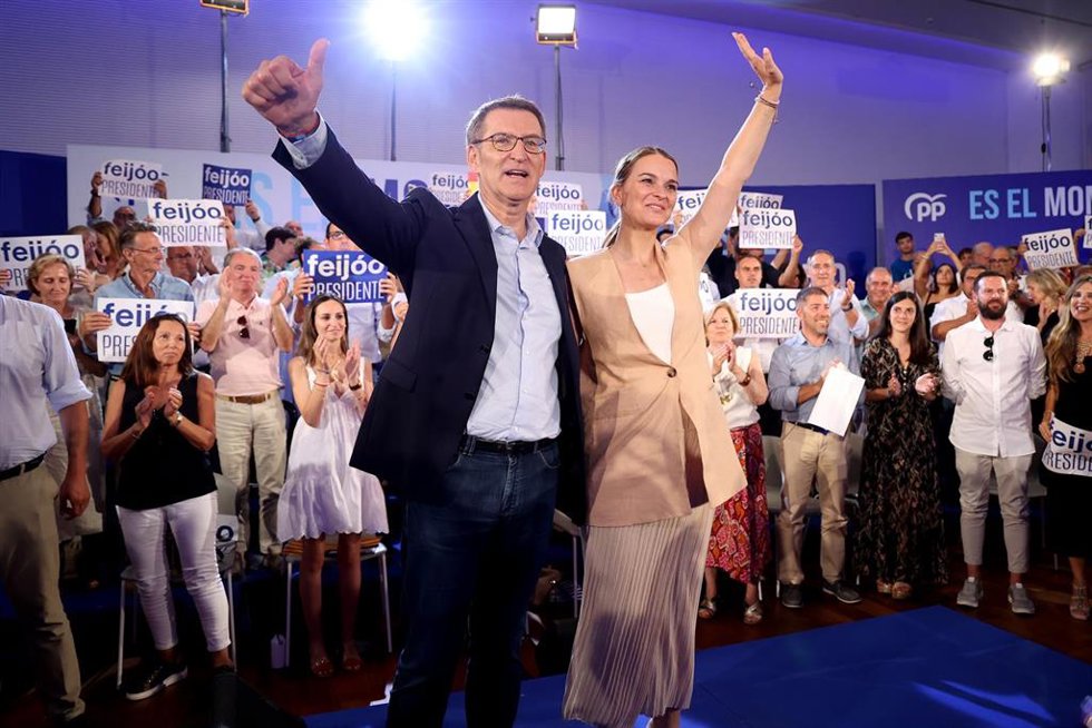 Archivo - El líder del Partido Popular, Alberto Núñez Feijóo, y la presidenta de las Islas Baleares, Marga Prohens, durante un acto de campaña del PP, a 18 de julio de 2023, en Palma de Mallorca, Mallorca, Baleares (España). 
