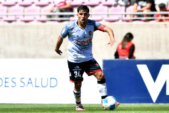 Futbol, Deportes La Serena vs Deportes Limache. Copa Chile 2025. El jugador de Deportes Limache Cesar Pinares controla el balon durante el partido semifinal vuelta de la copa Chile contra Deportes La Serena disputado en el estadio La Portada de La
