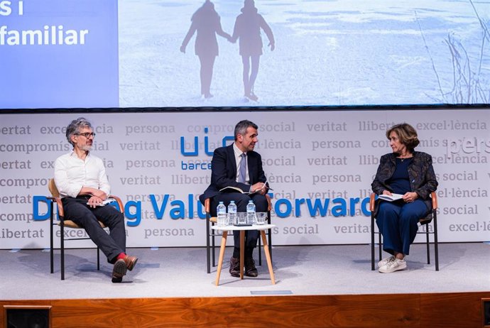 Jornada “Trayectorias de los jóvenes y proyecto familiar” en el Aula Magna de UIC Barcelona.