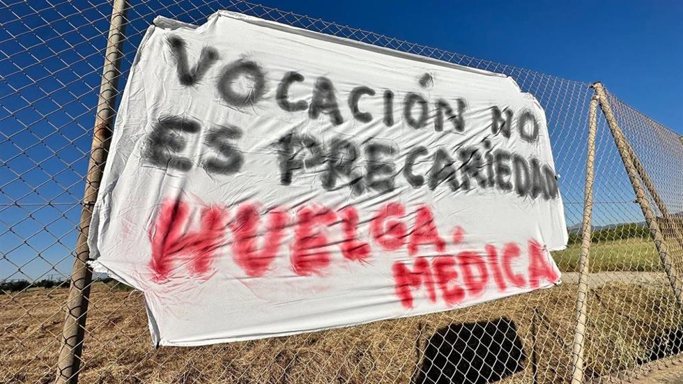 Cartel colocado en las inmediaciones del Hospital Son Llàtzer en la tercera semana de huelga médica.