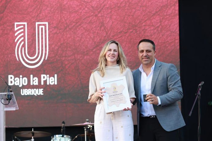 La diputada provincial de Cádiz Vanesa Beltrán y el alcalde de Ubrique, Mario Casillas, en el acto celebrado.