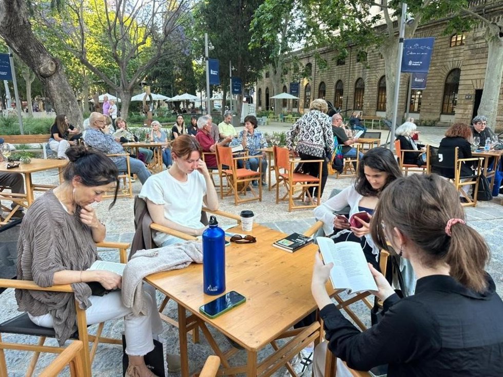 Un encuentro sobre la poesía de Blai Bonet llena el jardín de La Misericòrdia