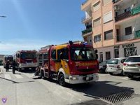Rescatan a una persona del incendio de una vivienda en un bloque de pisos en Albox (Almería)