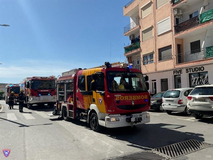 Bomberos del Levante asisten el incendio declarado en una vivienda de Albox (Almería).
