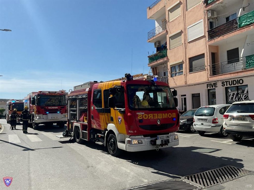 Bomberos del Levante asisten el incendio declarado en una vivienda de Albox (Almería).