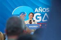 Ayuso subraya que Sánchez "ha unido su destino" a Zapatero y critica a un PSOE que ha pasado "de la ceja a la bandeja"