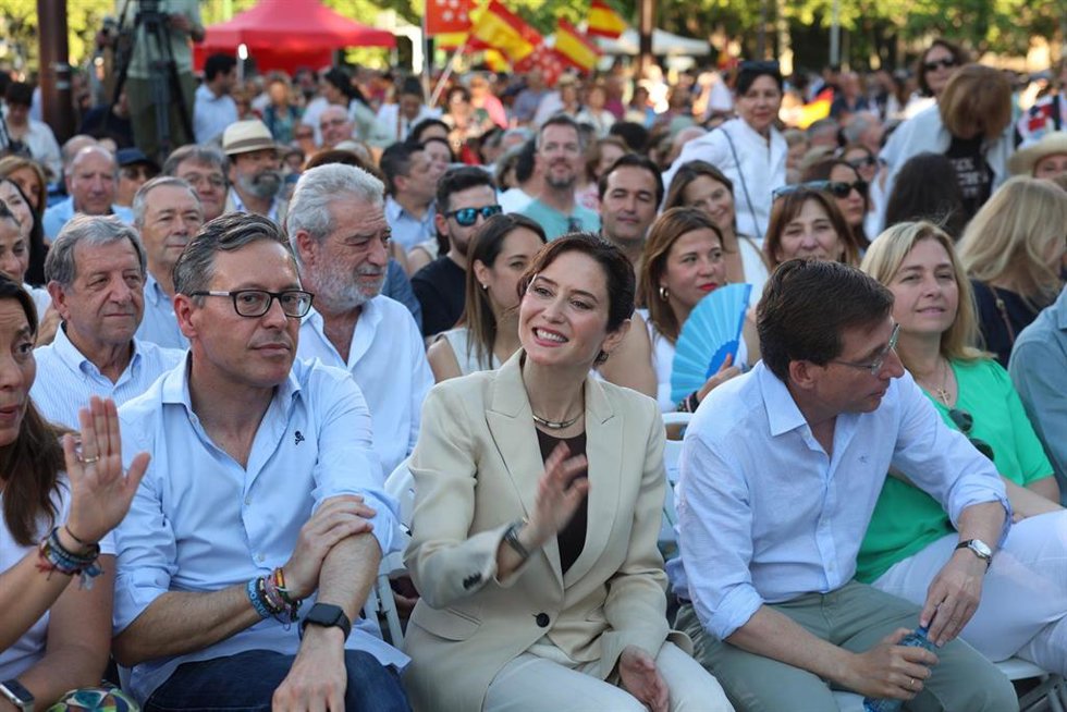 (I-D) El Secretario General del PP de Madrid, Alfonso Serrano; la presidenta de la Comunidad de Madrid y del PP de Madrid, Isabel Díaz Ayuso, y el alcalde de Madrid, José Luis Martínez Almeida, durante el acto de balance político