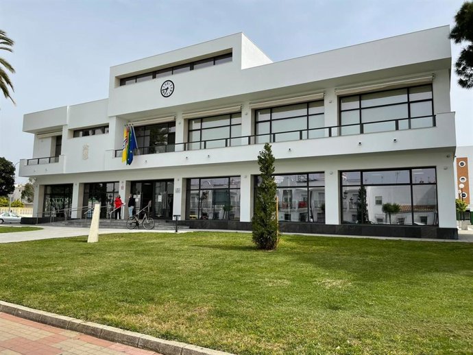 Archivo - Fachada del Ayuntamiento de Isla Cristina (Huelva). Imagen de archivo. 
