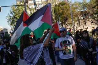 Santiago, 11 de Octubre de 2025.   Manifestantes pro Palestina se marchan por Av Providencia por los dos años del genocidio en Gaza  Diego Martin /Aton Chile