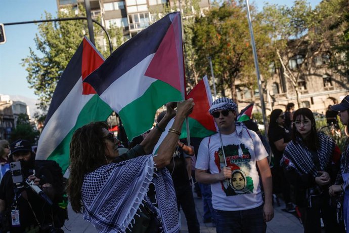 Santiago, 11 de Octubre de 2025.   Manifestantes pro Palestina se marchan por Av Providencia por los dos años del genocidio en Gaza  Diego Martin /Aton Chile