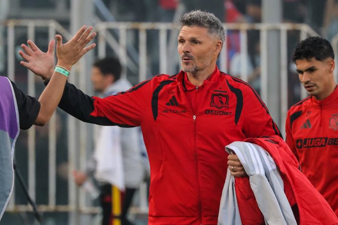 Futbol, Colo Colo vs Nublense  Fecha 12, Liga de primera 2026. El entrenador de Colo Colo Fernando Ortiz  es fotografiado durante el partido de la Liga de primera contra Nublense disputado en el estadio Monumental en Santiago, Chile. 17/05/2026 Luis
