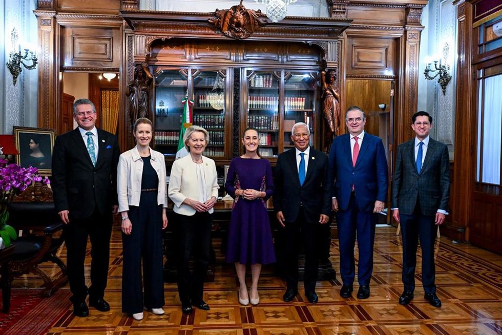 Los presidentes de la Comisión Europea, Ursula von der Leyen, del Consejo Europeo, António Costa, junto a la presidenta de México, Claudia Sheinbaum, en la VIII Cumbre UE-México, acompaados también por los responsables de Comercio y Exteriores.