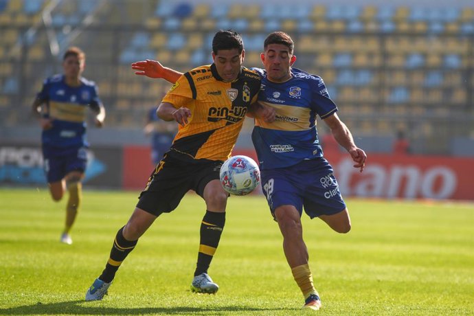 Futbol, Everton vs Coquimbo Unido,?Fecha 13, campeonato nacional 2026  El jugador de Everton, Braian Martinez, derecha, disputa el balon contra Francisco Salinas de Coquimbo Unido durante el partido de primera division, disputado en el estadio  Sausalito