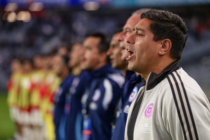 Futbol, Nueva Zelanda vs Chile  Partido amistoso en Nueva Zelanda 2026  El seleccionador de Chile, Nicolás Córdova, interpreta el himno nacional durante el partido entre Nueva Zelanda y Chile, correspondiente al Torneo de la Serie FIFA, disputado en Eden