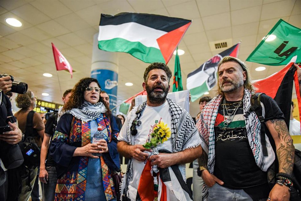 El activista de la Global Sumud Flotilla Saif Abukeshek (c) junto a su esposa Sally Issa (i) y el miembro de la Global Sumud Flotilla Eduard Lucas (d) a su llegada al Aeropuerto Barcelona-El Prat, a 10 de mayo de 2026, en Barcelona, Catalunya (España).