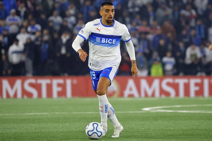 Futbol, Universidad Catolica vs Barcelona SC. Copa Libertadores 2026. El jugador de Universidad Catolica Branco Ampuero es fotografiado durante el partido de la fecha 5 del grupo D de la Copa Libertadores contra Barcelona SC disputado en el estadio Claro