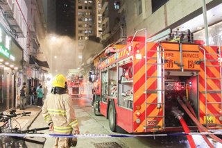 Archivo - Los bomberos apagan un fuego en Hong Kong, China