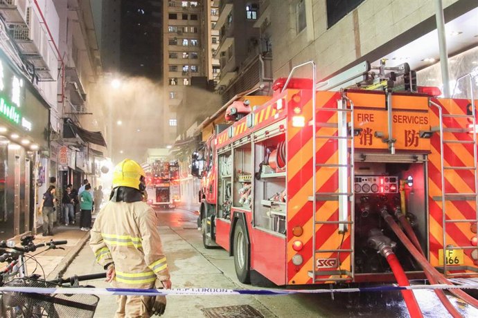 Archivo - Los bomberos apagan un fuego en Hong Kong, China