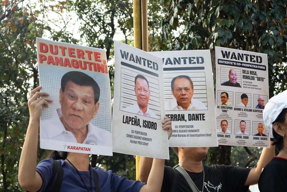 Archivo - Las familias de las víctimas de la guerra contra las drogas de Duterte ven en Quezon City la retransmisión del último día de las actuaciones ante la Sala de Cuestiones Preliminares de la CPI contra Duterte, el 27 de febrero de 2026.