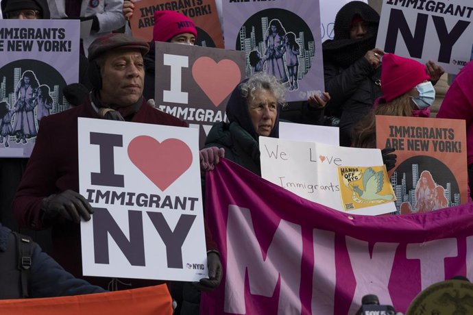 Archivo - December 8, 2025, New York, New York, USA: Elected officials, immigration advocates and supporters rally calling for enforcement of New York City's sanctuary laws on the steps of City Hall. Attendees hold signs that read 'I love IMMIGRANT NY' 'I