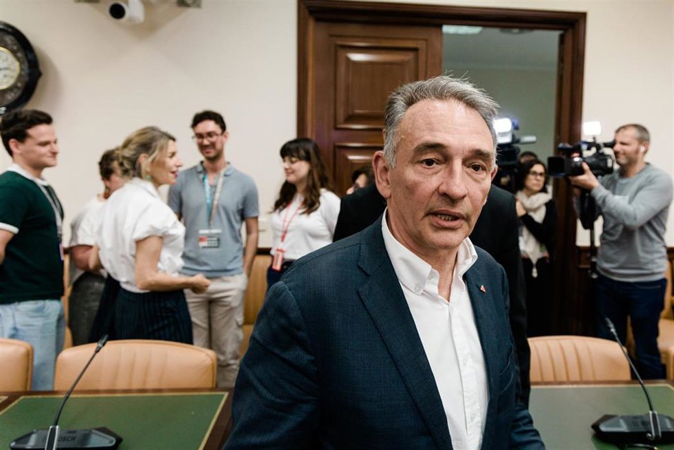 El diputado de Sumar Enrique Santiago, a su llegada a la inauguración de la Jornada Inteligencia artificial y el futuro del trabajo, en el Congreso de los Diputados, a 4 de mayo de 2026, en Madrid (España).