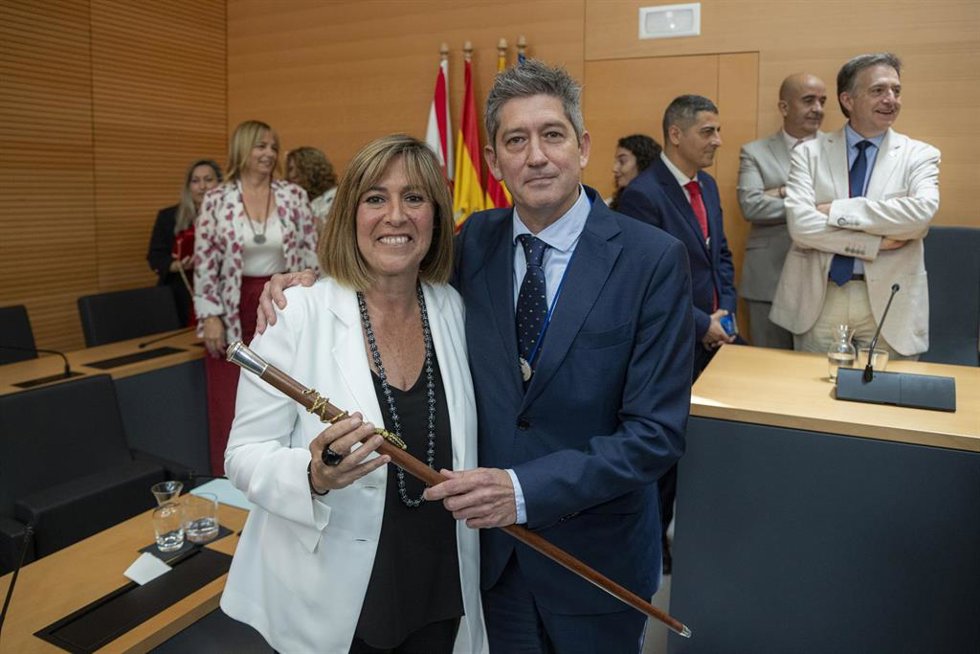 Archivo - El alcalde de L'Hospitalet de Llobregat, David Quirós, y la exalcaldesa Núria Marín, durante el pleno en que Marín dejó la alcaldía, a 15 de junio de 2024, en L’Hospitalet de Llobregat, Barcelona, Catalunya (España).