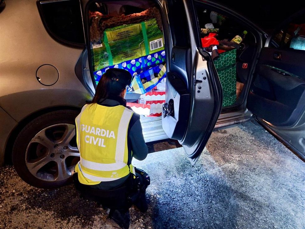 Imagen del vehículo cargado con más de 900 cartones de tabaco de contrabando.