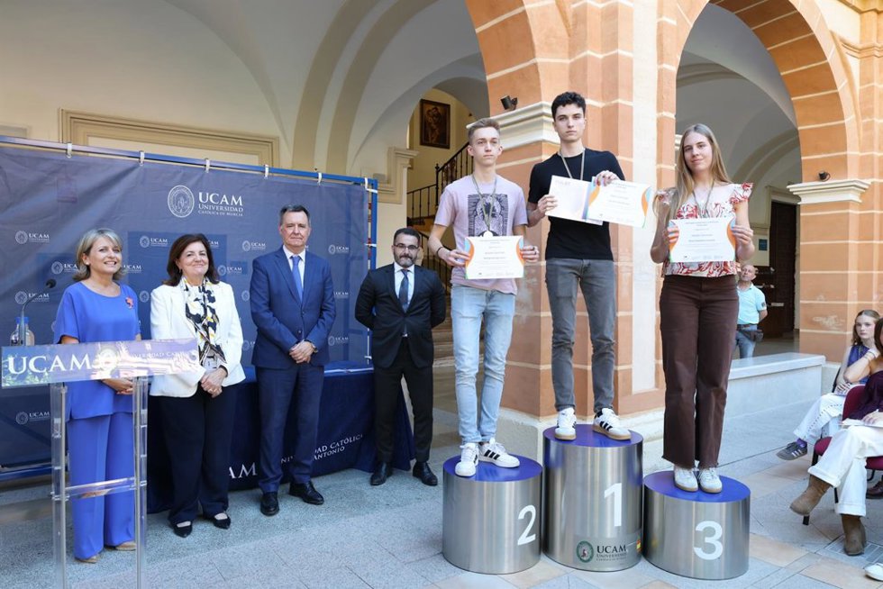Los galardonados han recibido sus premios de la mano de la presidenta de la Universidad, María Dolores García; el director de la Fundación Séneca, Antonio González, y la vicerrectora de Investigación, Estrella Núñez