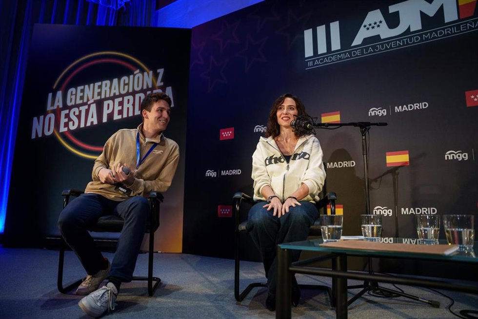 Archivo - La presidenta de la Comunidad de Madrid y del PP madrileño, Isabel Díaz Ayuso (d), acompañada del presidente de Nuevas Generaciones del PP de Madrid, Nacho Dancausa (i), clausura la III Academia de la Juventud Madrileña, en el Real Centro Univer
