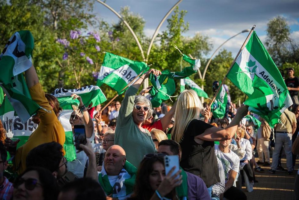 Asistentes ondean banderas de Adelante Andalucía en el acto de cierre de campaña celebrado en la capital andaluza. 