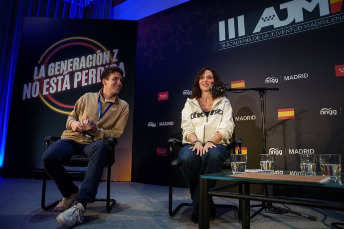 Archivo - Arquivo - A presidente da Comunidade de Madrid e do PP de Madrid, Isabel Díaz Ayuso (à direita), acompanhada pelo presidente das Novas Gerações do PP de Madrid, Nacho Dancausa (à esquerda), encerra a III Academia da Juventude Madrilenha, no Real