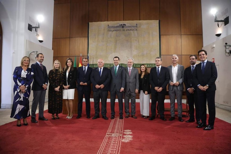 Archivo - El presidente de la Junta, Juanma Moreno, y el presidente del Parlamento, Jesús Aguirre, presiden el acto de toma de posesión del director general de la RTVA, Juan de Dios Mellado, y de miembros del consejo de RTVA y del CAA. (Foto de archivo).