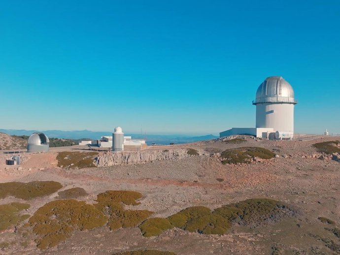 El nuevo telescopio y su edificio se ubicarán cerca de la cúpula del JAST80 (a la izquierda de la imagen).