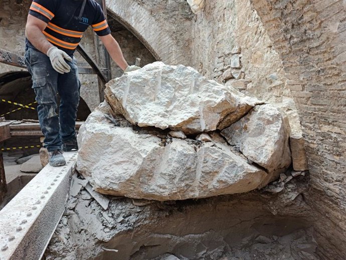 Trabajos de retirada de la roca que cayó sobre la Serrería de Mármol de Los Pardo de Macael (Almería) durante la arriada de 1973 y deterioró uno de los telares.