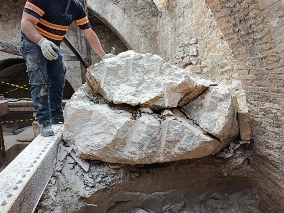 Trabajos de retirada de la roca que cayó sobre la Serrería de Mármol de Los Pardo de Macael (Almería) durante la arriada de 1973 y deterioró uno de los telares.