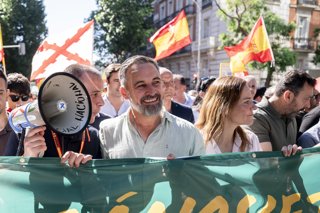 El presidente de Vox, Santiago Abascal (2i), y la portavoz de Vox en la Asamblea de Madrid, Isabel Pérez Moñino (2d), durante  una manifestación para exigir la dimisión del presidente del Gobierno, Pedro Sánchez, a 23 de mayo de 2026, en Madrid (España).