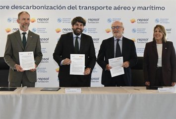 El presidente Fernando López Miras firma junto al presidente de Repsol, Antonio Brufau, y al rector de la UPCT, Mathieu Kessler, la nueva cátedra